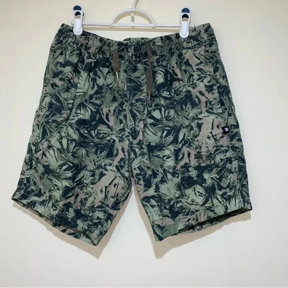 Men’s DC brand green Leaf  print drawstring waist Skater athletic shorts size M - Picture 1 of 12